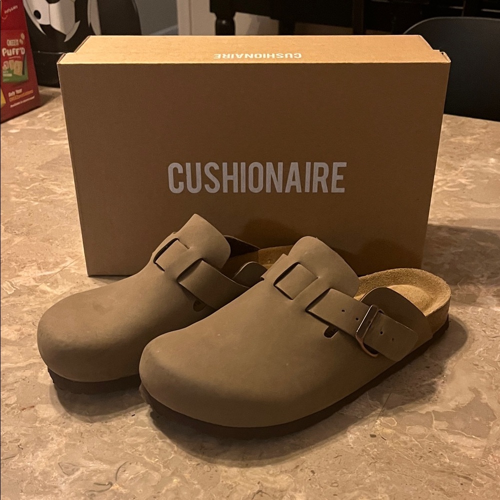 Women’s cushionaire size 8.5 Brown Clogs
